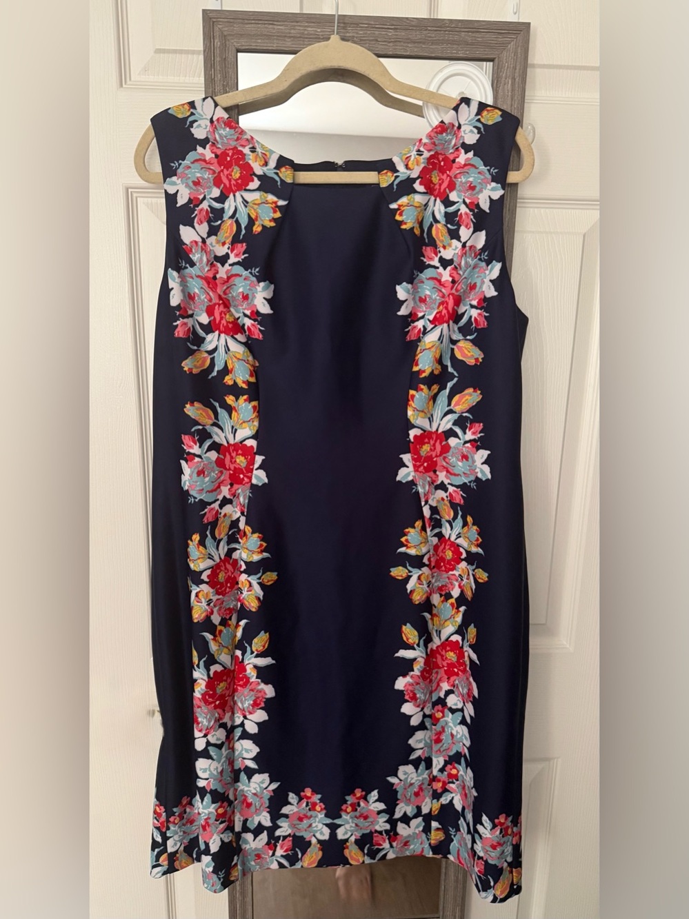 Tahari Women’s 14W Navy Floral sheath Dress. Sleeveless plus size